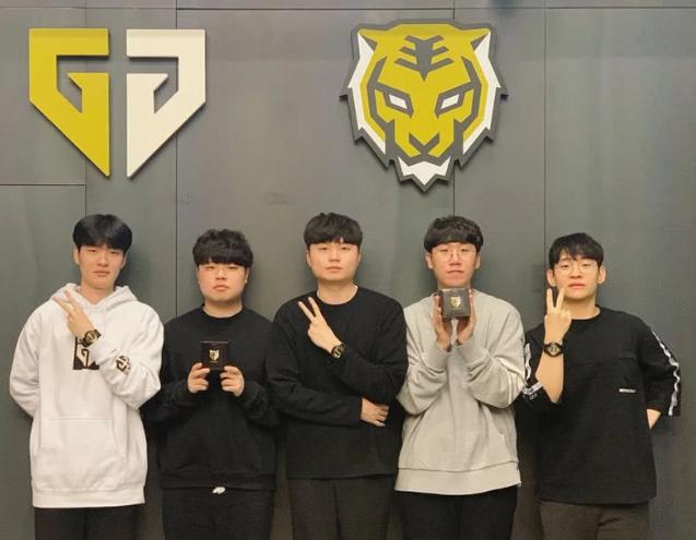 露出了一些 露出了一些